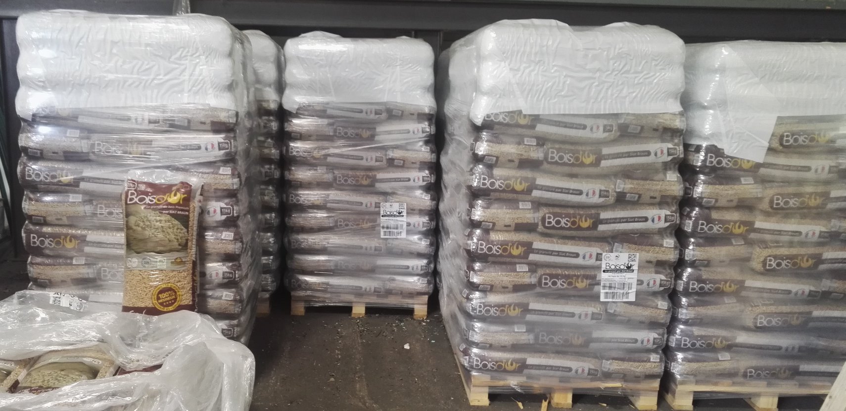 Palettes de sacs de granulés de bois